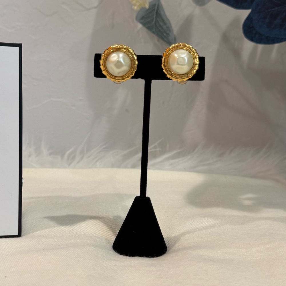 SOLD‼️Chanel 1980s Faux Pearl Button Clip-On Vintage Earrings - Picture 6 of 16